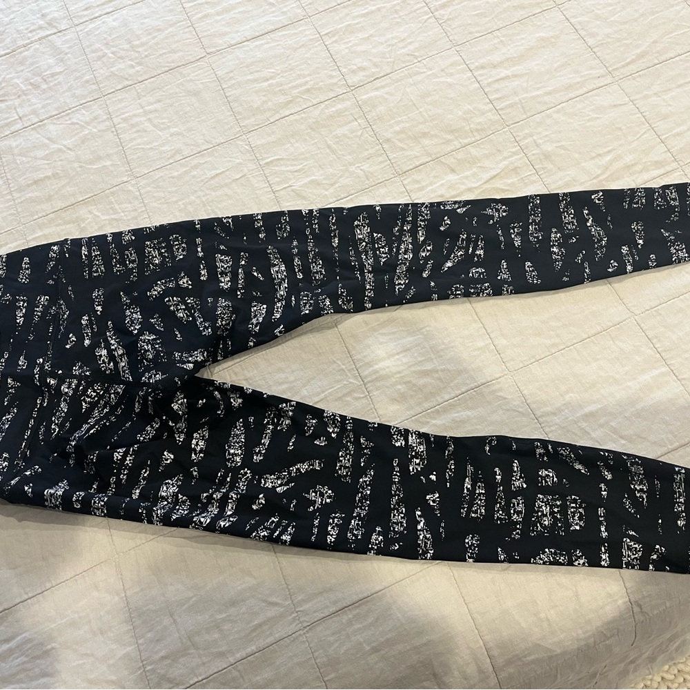 Lululemon Wunder Under Luxtreme Leggings - like new. Size 6